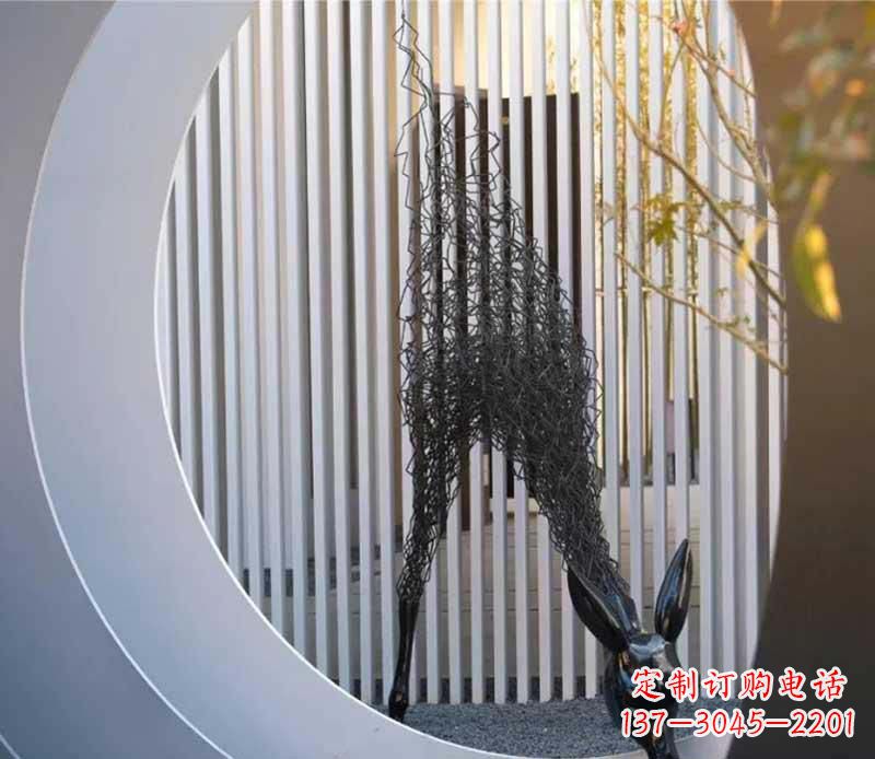 辽阳不锈钢小区的长颈鹿雕塑