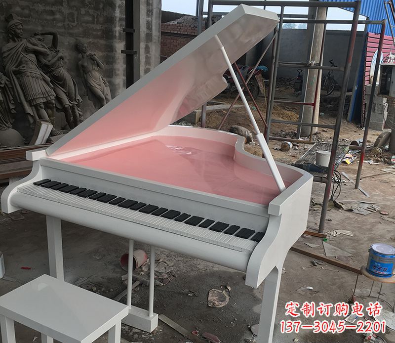 辽阳校园里的钢琴雕塑