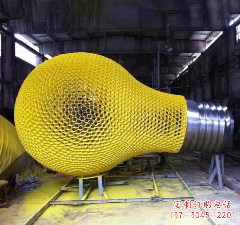 辽阳不锈钢灯泡雕塑精美而又抢眼