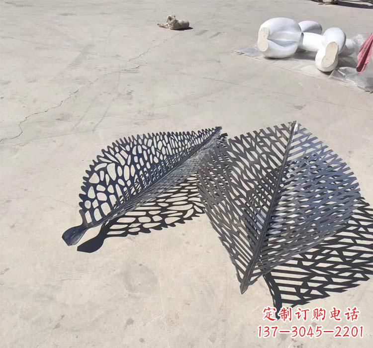 辽阳不锈钢园林镂空树叶雕塑给空间增添美感