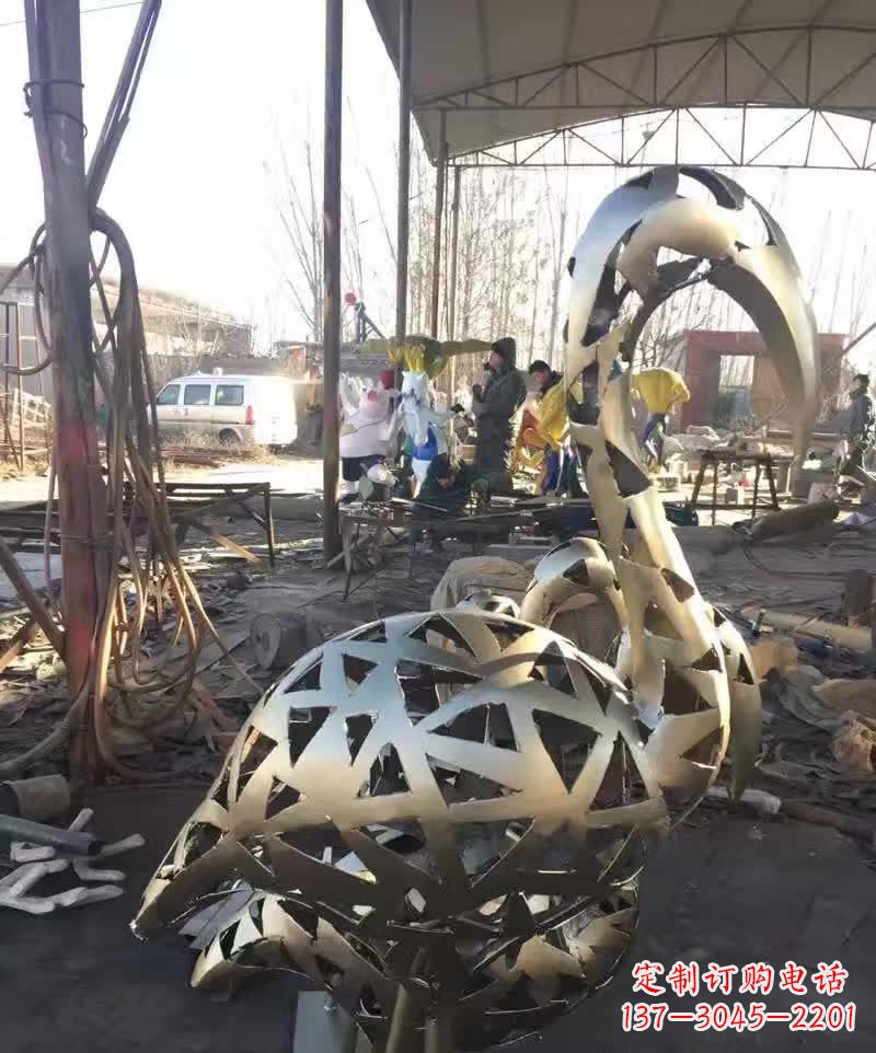 辽阳不锈钢天鹅雕塑象征着幸福的美好