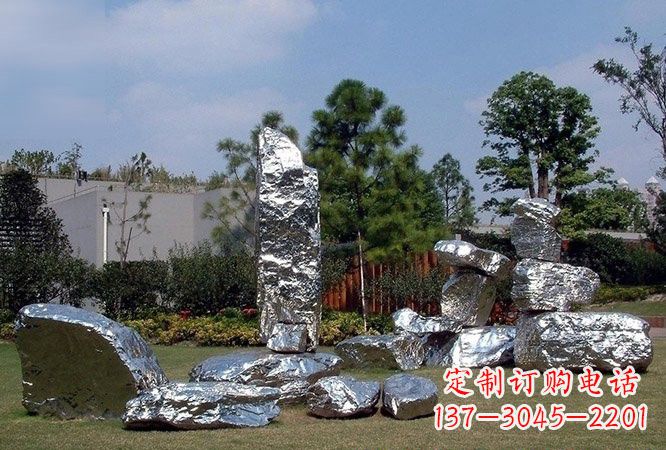 辽阳美丽的太湖石雕塑