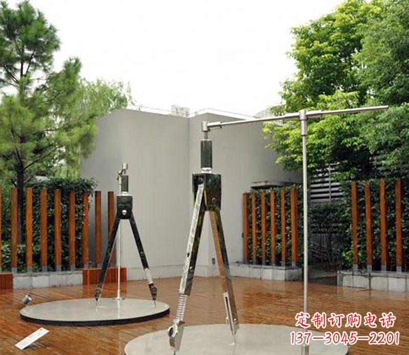 辽阳以不锈钢精雕细琢的圆规雕塑