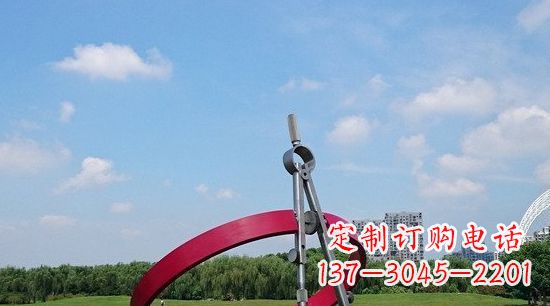 辽阳不锈钢圆规雕塑环绕着美景