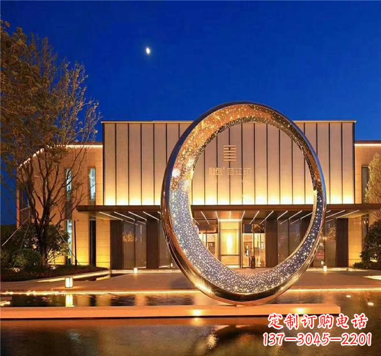 辽阳不锈钢圆环雕塑给空间增添无限美感