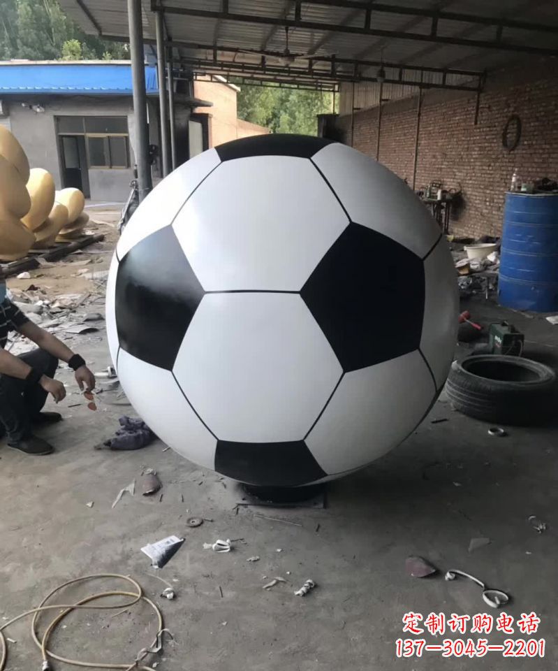 辽阳足球雕塑一座屹立不倒的象征