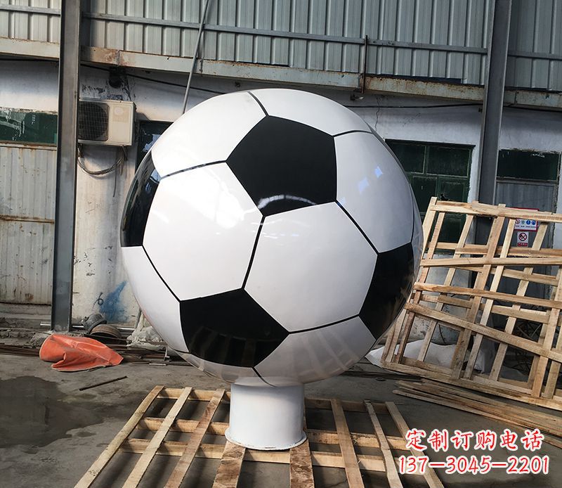 辽阳激发足球热情的不锈钢足球雕塑