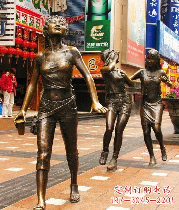 辽阳步行街逛街的女孩以铜雕的形式永久保存