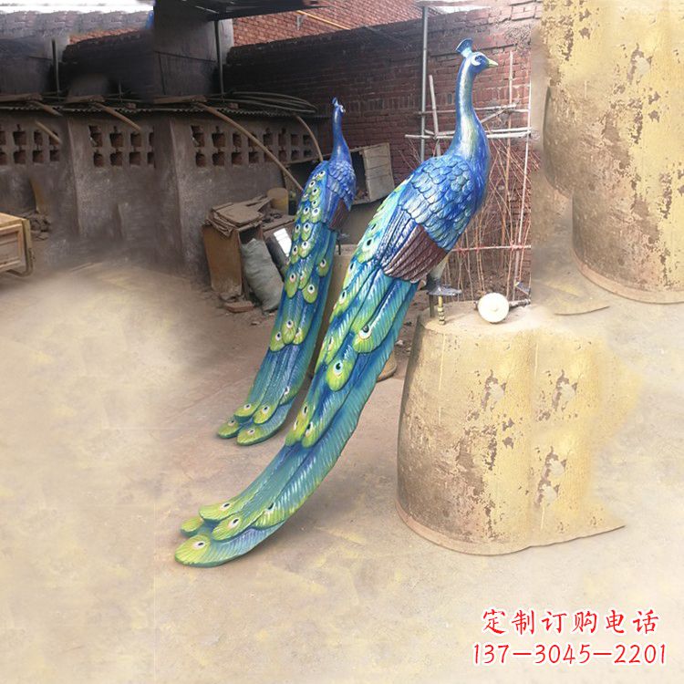 辽阳传统文化的象征——彩绘孔雀铜雕塑