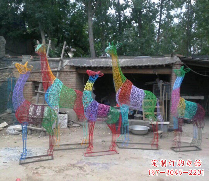 辽阳彩色不锈钢镂空长颈鹿雕塑它的美丽