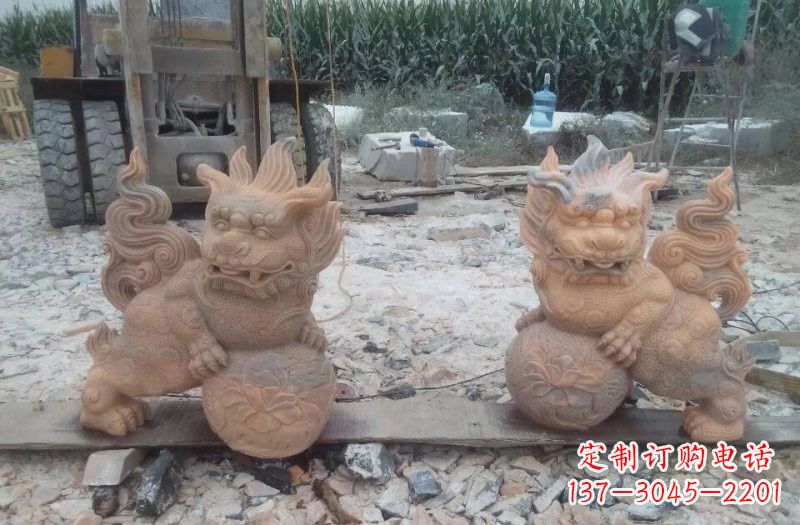 辽阳狮子雕塑踩球小狮子石雕