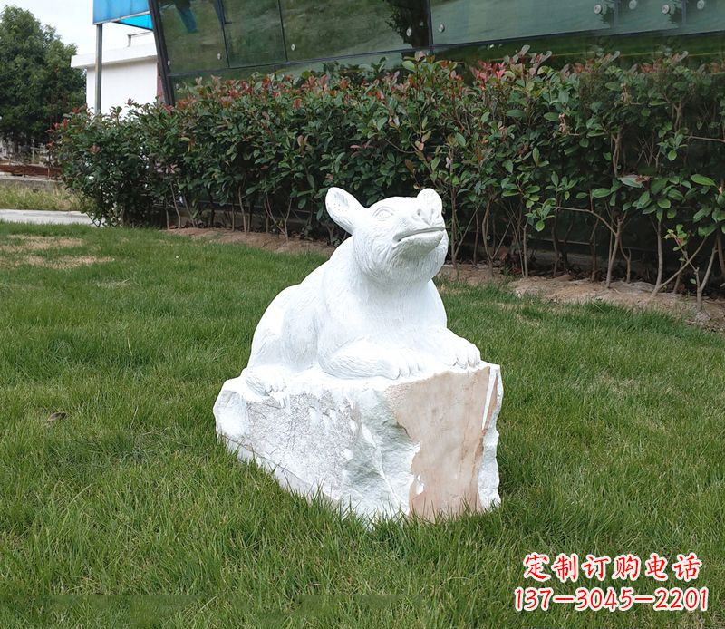 辽阳草丛狗熊石雕