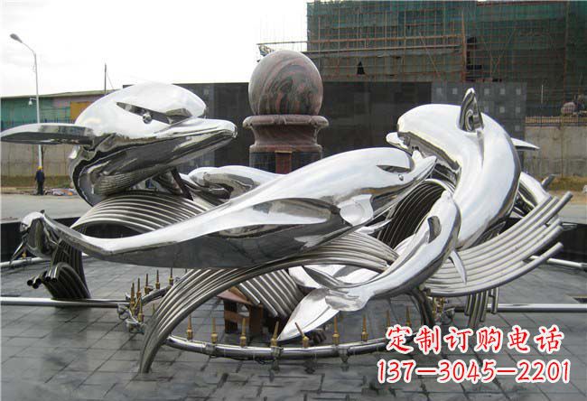 辽阳城市中的海豚雕塑