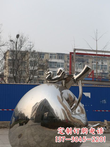 辽阳城市中的苹果雕塑