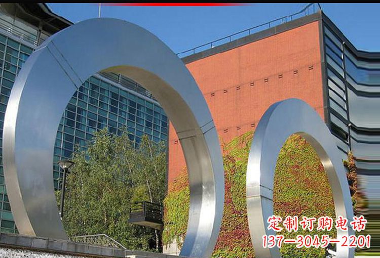 辽阳城市空间里的不锈钢圆环雕塑