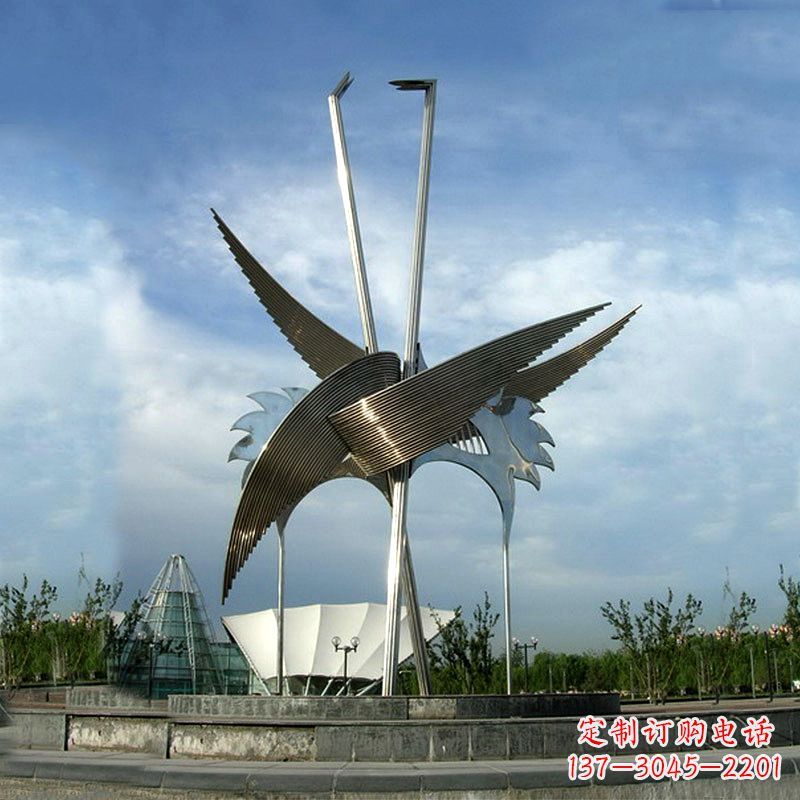 辽阳城市广场精美仙鹤雕塑