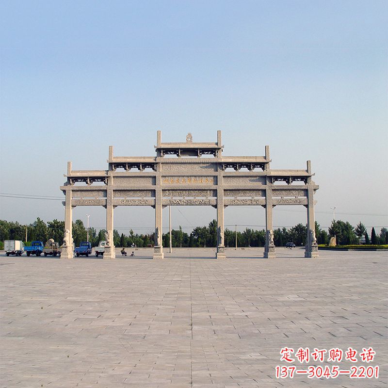 辽阳精美石雕牌坊点缀城市广场