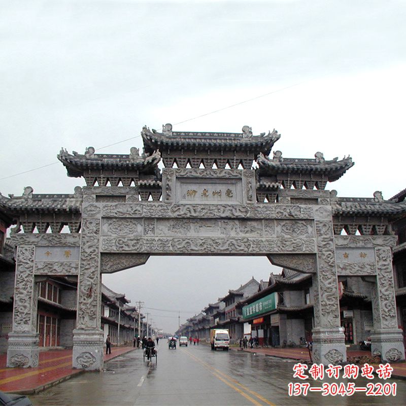 辽阳城市街道仿古石牌楼