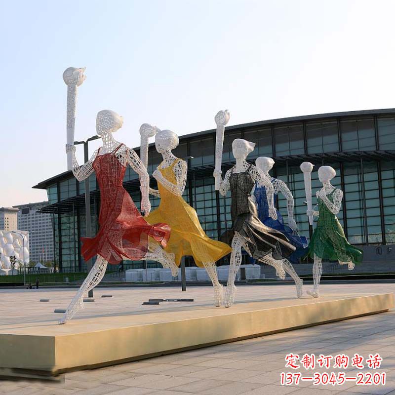 辽阳城市街道广场持火炬跑步的美女雕塑