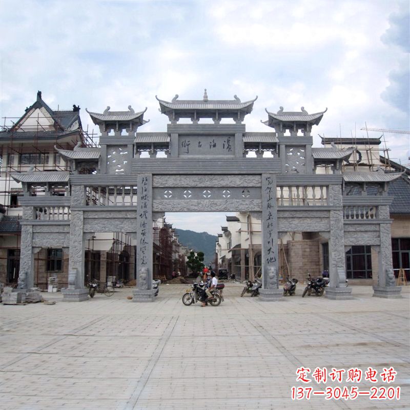 辽阳城市街道五门石雕牌坊
