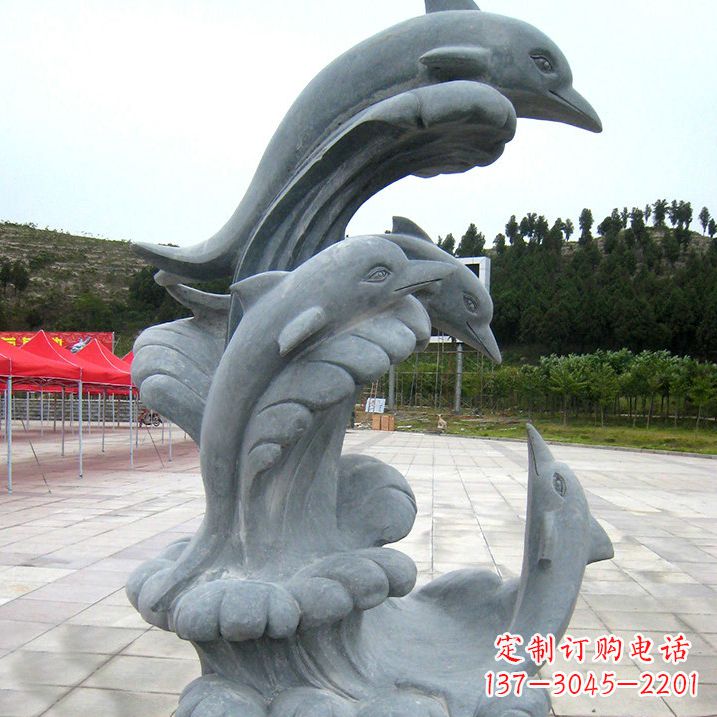 辽阳海豚雕塑凝聚着美丽与动感