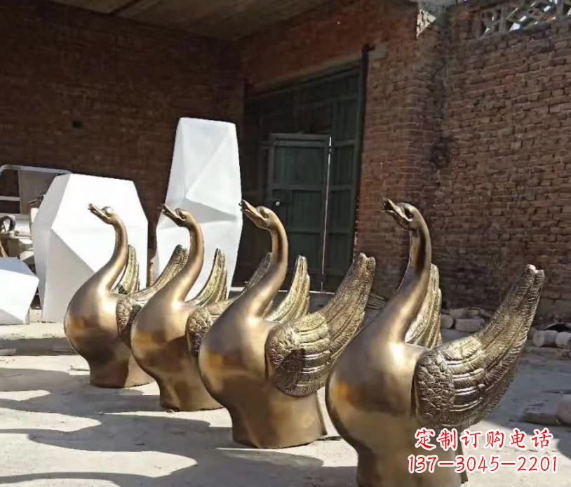 辽阳精美的天鹅铜雕