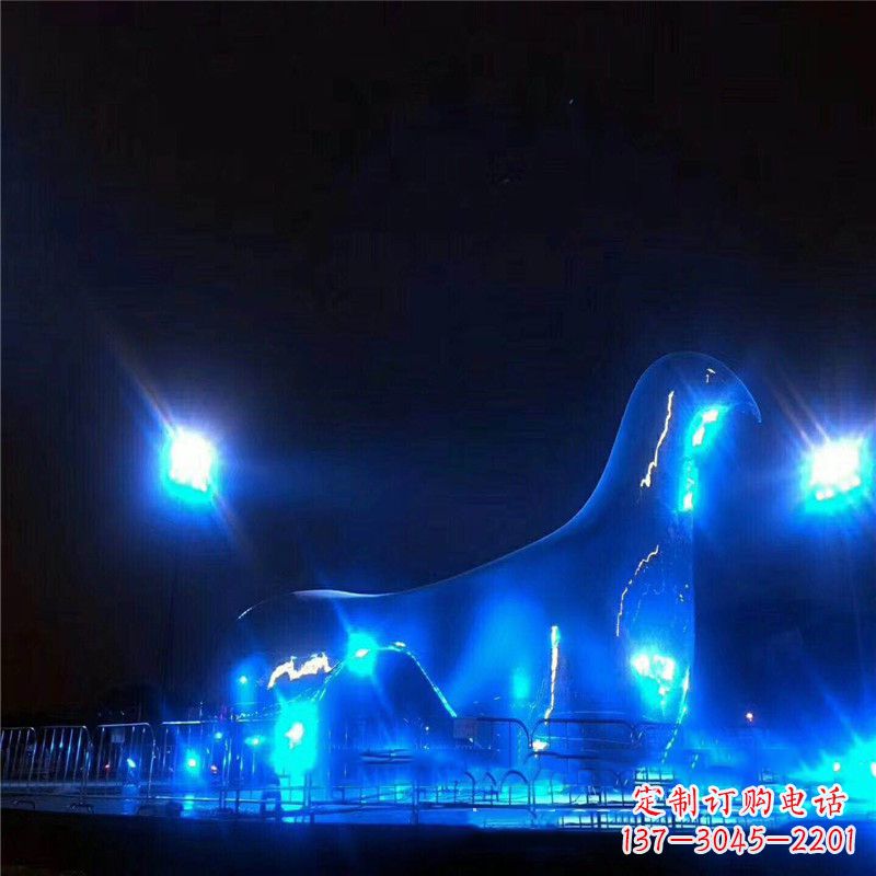 辽阳鸽子雕塑彰显夜景灯光之美