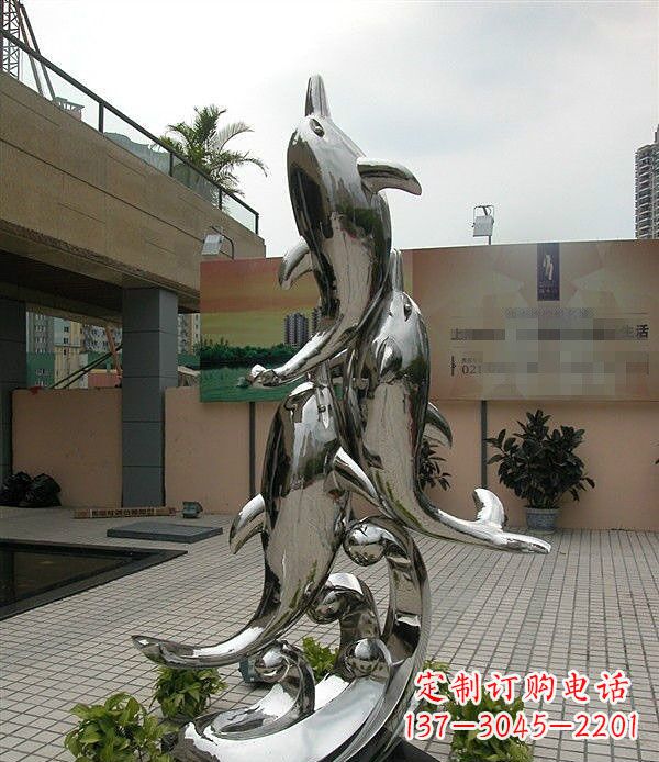 辽阳海豚雕塑表达创意与活力