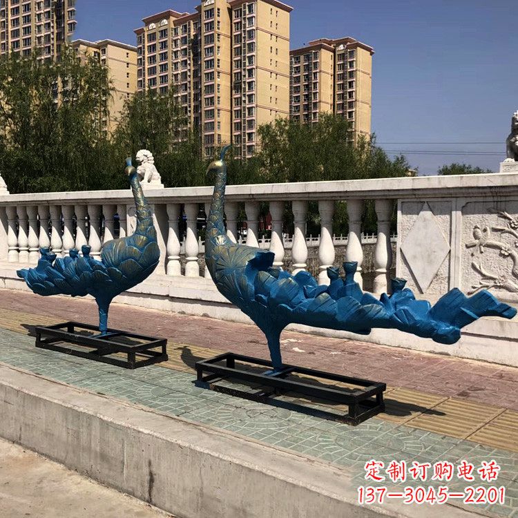 辽阳珠翠集精美孔雀雕塑