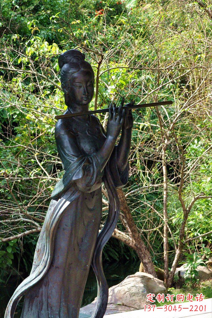 辽阳吹笛子的古代美女铜雕