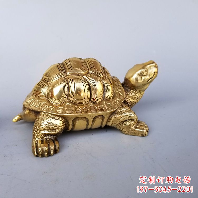 辽阳静谧的纯铜乌龟雕塑