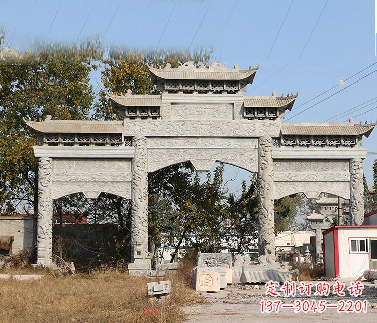 辽阳村镇门口的石雕牌坊展现精湛工艺