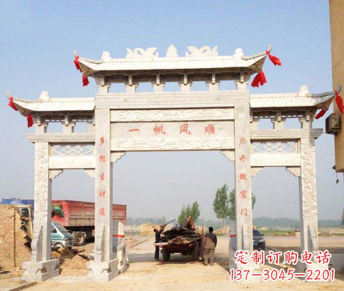 辽阳村庄大理石三门牌坊石雕。