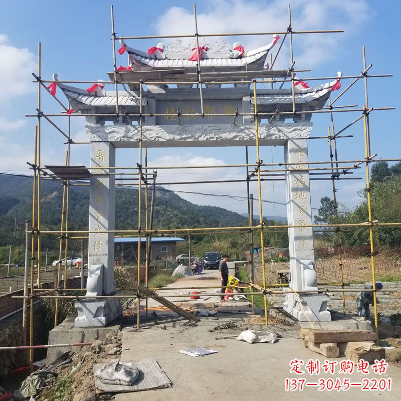 辽阳村庄单门石牌坊 