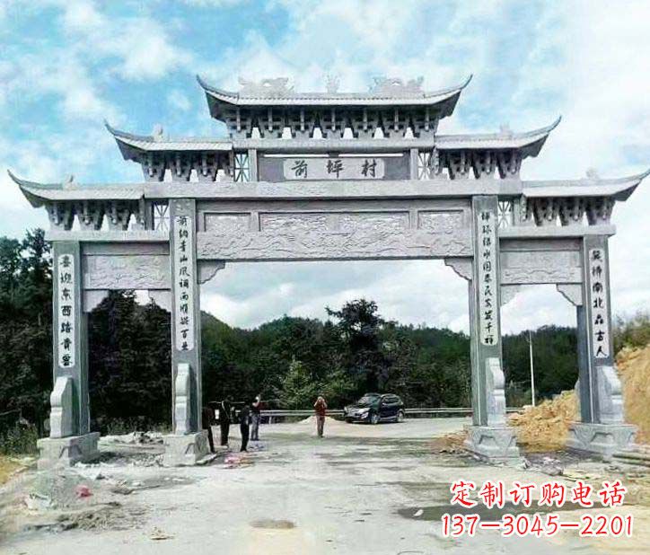 辽阳村庄三门石牌坊石雕的内容。
