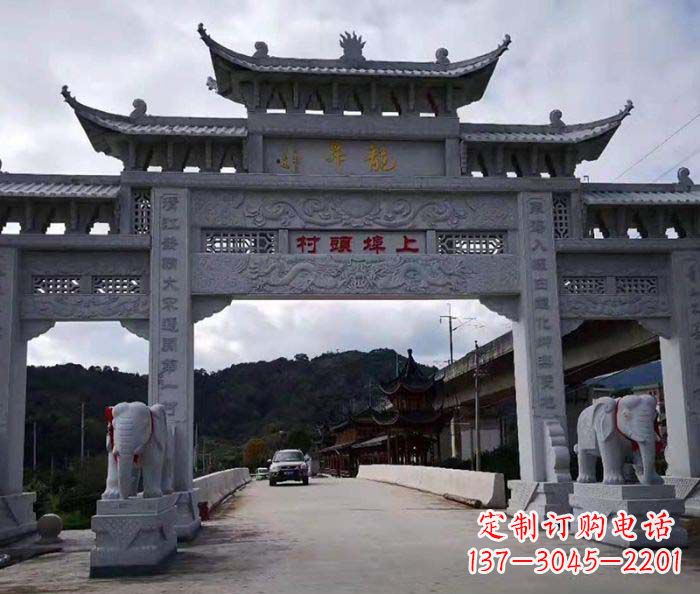 辽阳村庄三门五楼石雕牌坊