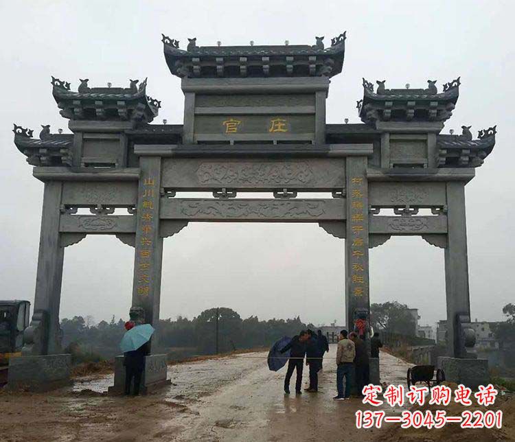 辽阳村庄牌坊雕塑传承古老文化