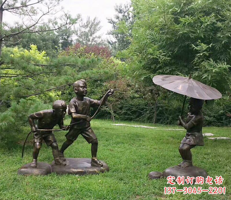 辽阳打伞玩水的儿童铜雕