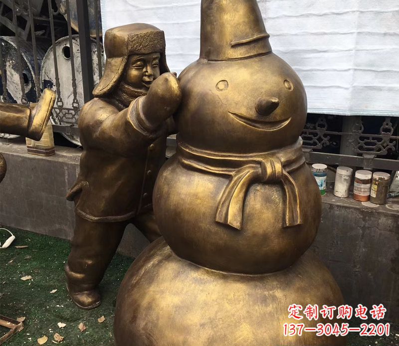 辽阳戴帽子堆雪人的儿童铜雕