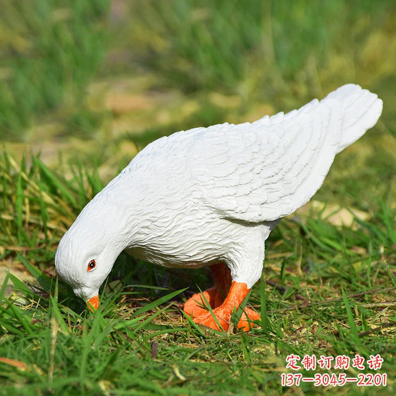 辽阳丹东江边放飞和平鸽的雕塑