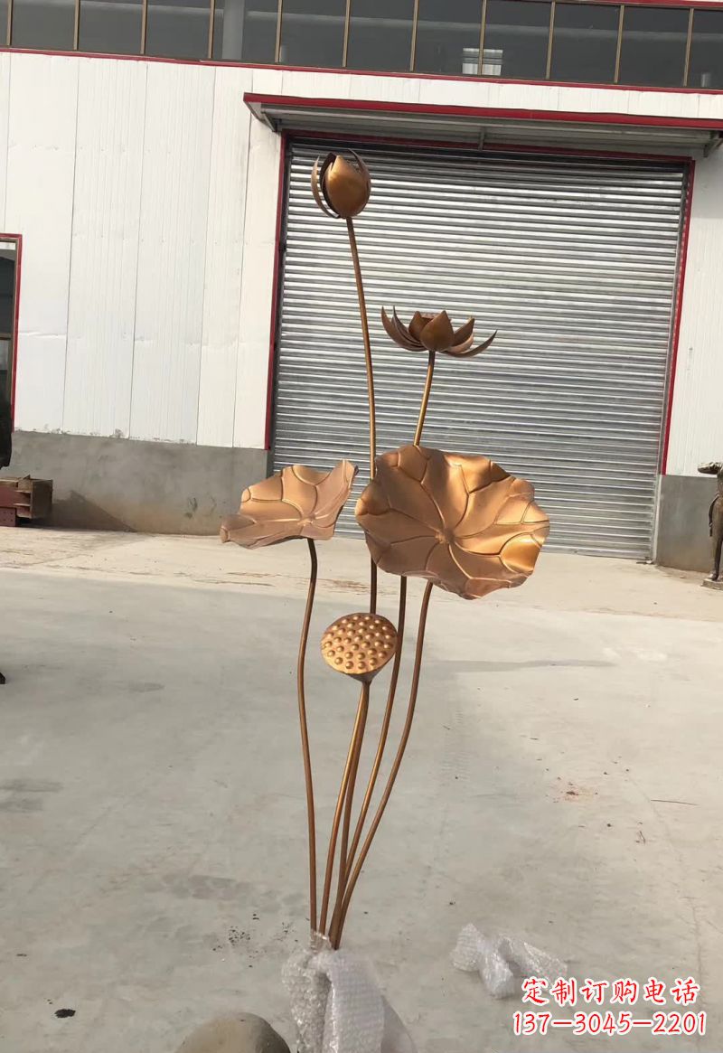 辽阳古典锻铜荷花雕塑