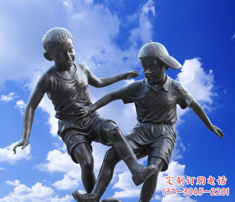 辽阳校园玻璃钢仿铜儿童踢球景观雕塑