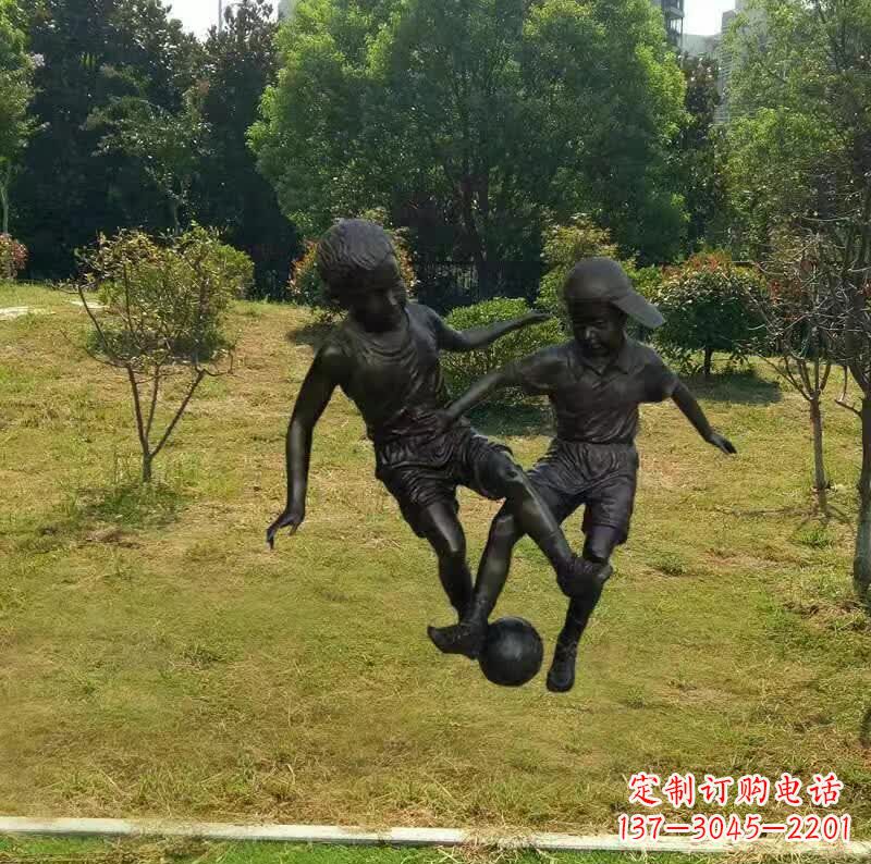 辽阳儿童踢足球铜雕塑