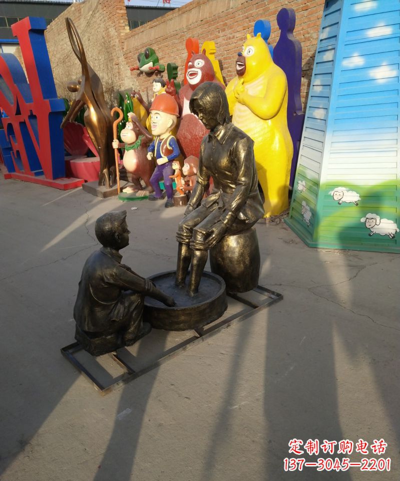 辽阳给妈妈洗脚的儿童铜雕