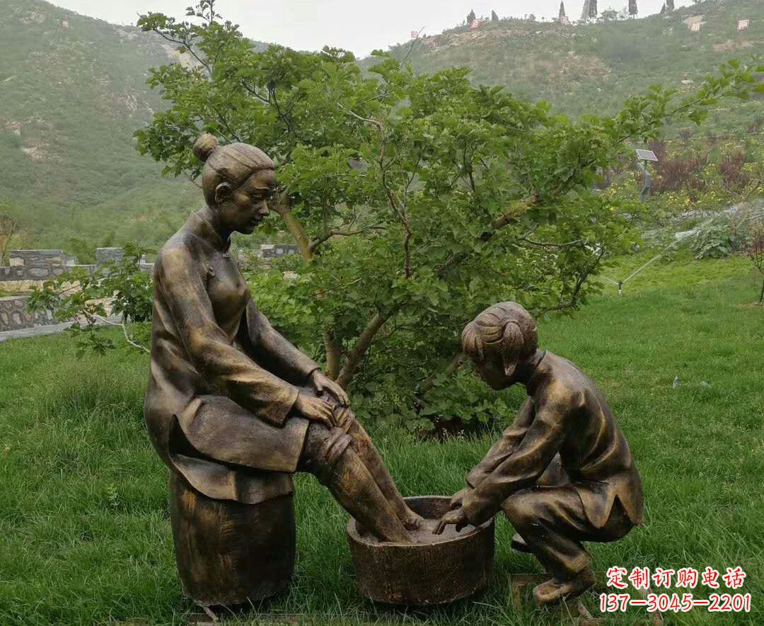 辽阳给母亲洗脚的孩童雕塑