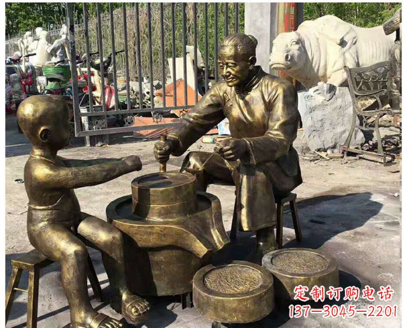 辽阳传承传统,细节丰富的把老人磨豆浆雕塑