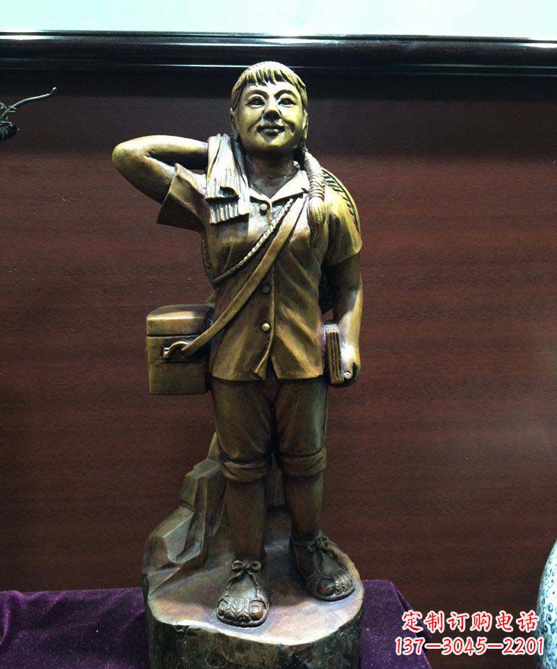 辽阳公园背着药箱的女人人物铜雕