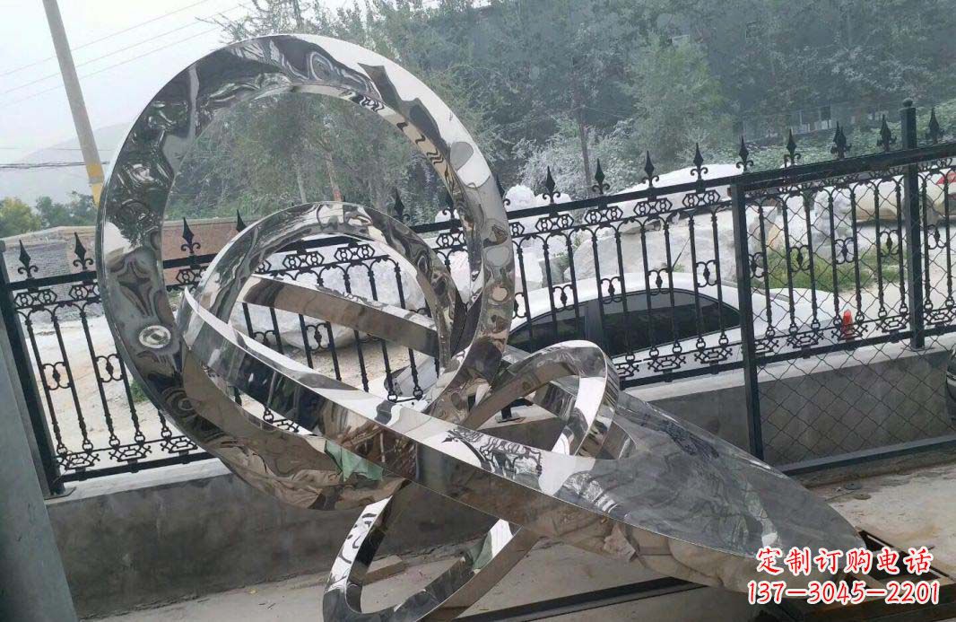 辽阳宁静湖畔,圆环景观雕塑助公园璀璨