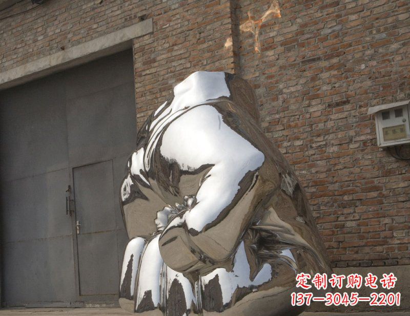辽阳冰冷威力,让精神抖动的不锈钢拳头雕塑