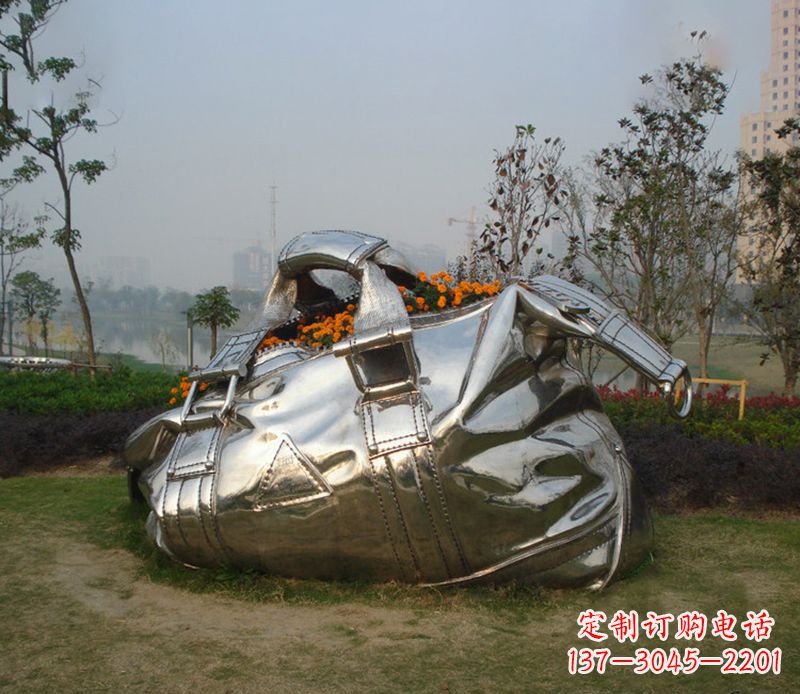 辽阳不锈钢手提包雕塑--传承经典,拥有独特之美